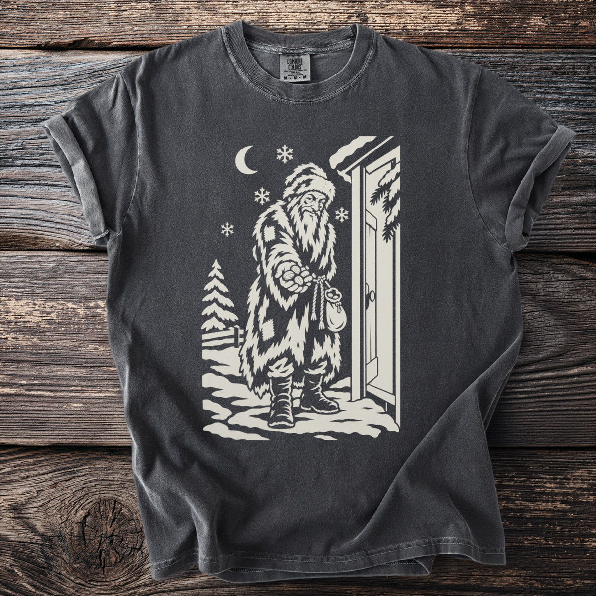 Pepper gray t-shirt with a cream folk-cut print: Father Christmas in a long patched fur coat stands at an open door in the snow.