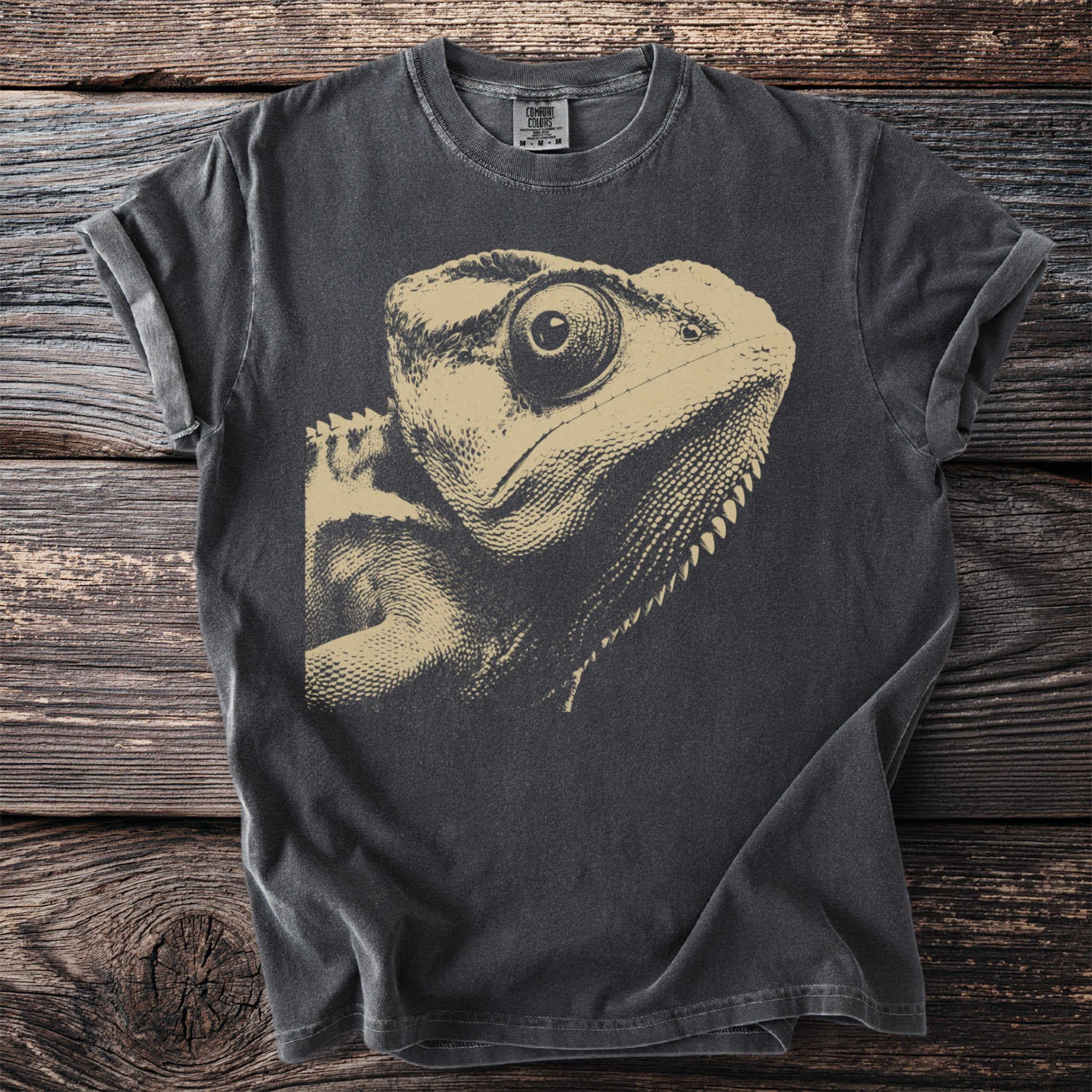 Dark gray t-shirt with a close-up graphic of a lizard's face.