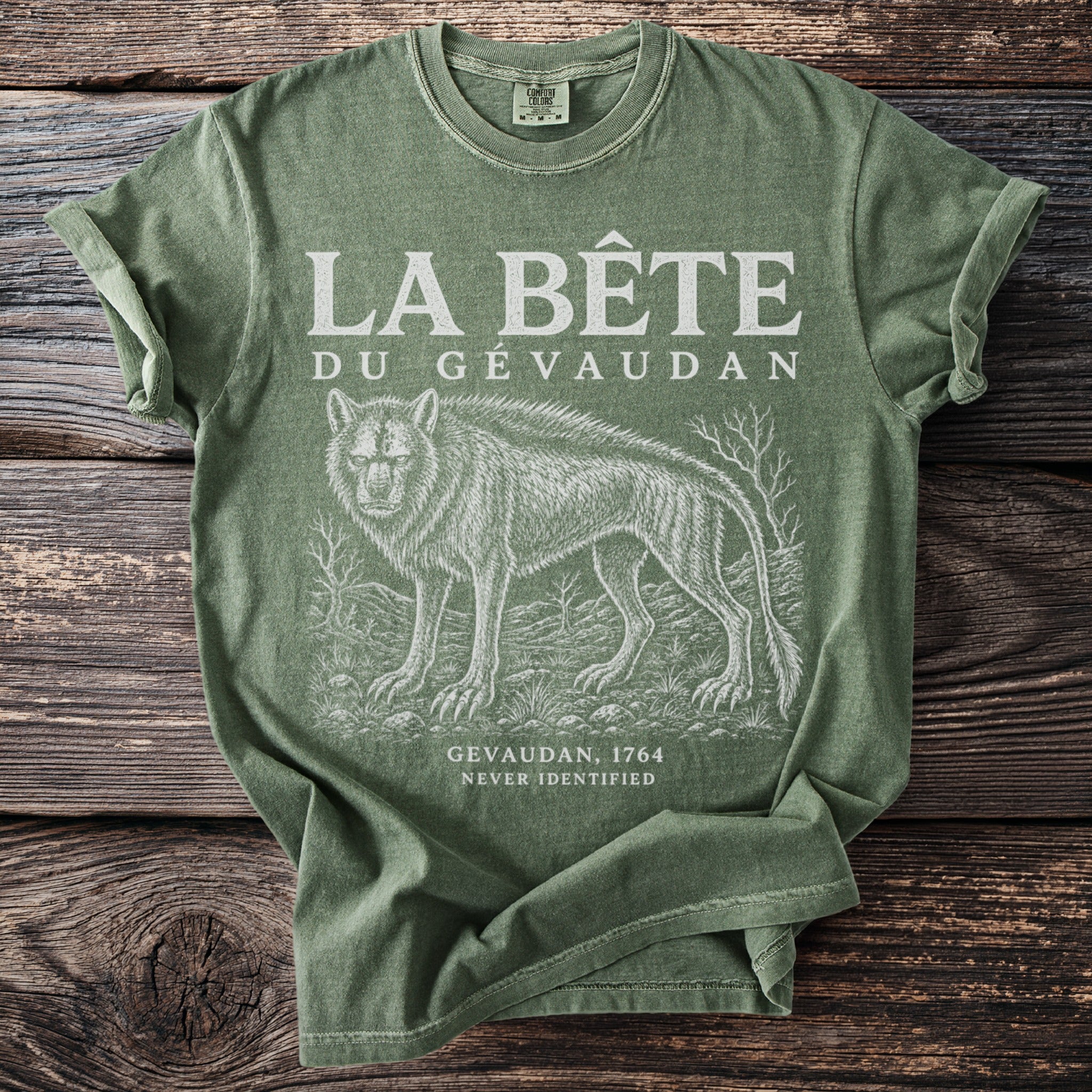 Green t-shirt with "La Bête du Gévaudan" text and wolf illustration.