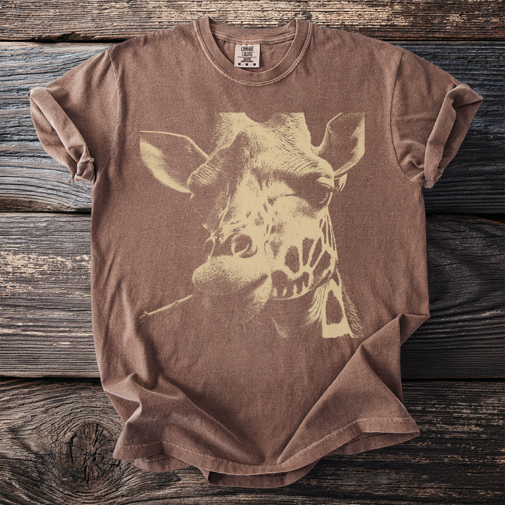 Brown t-shirt with a beige graphic of a giraffe's face and the "COMFORT COLORS" label.