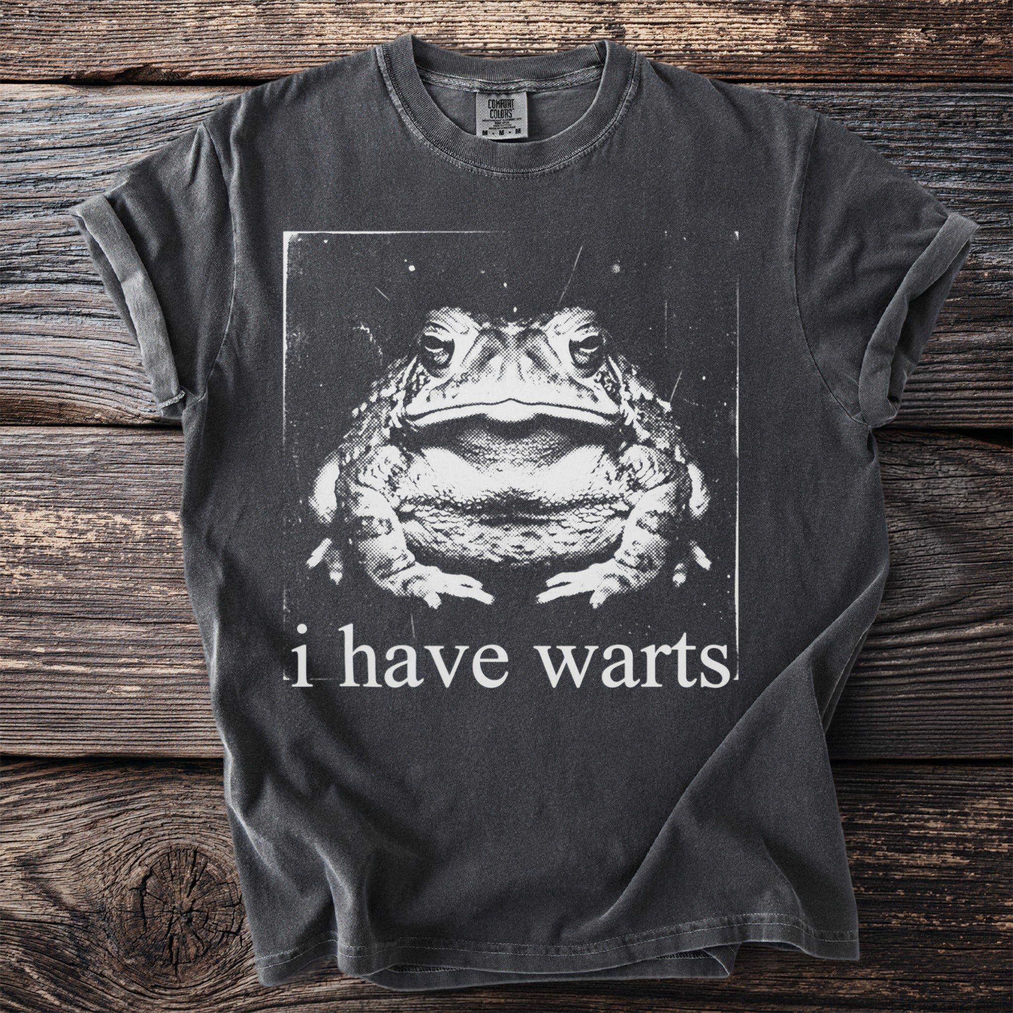 Dark t-shirt with a black and white close-up of a frog and the text "i have warts."