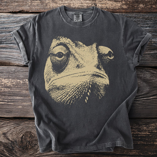 Dark gray Comfort Colors t-shirt with a light tan close-up graphic of a chameleon's face.