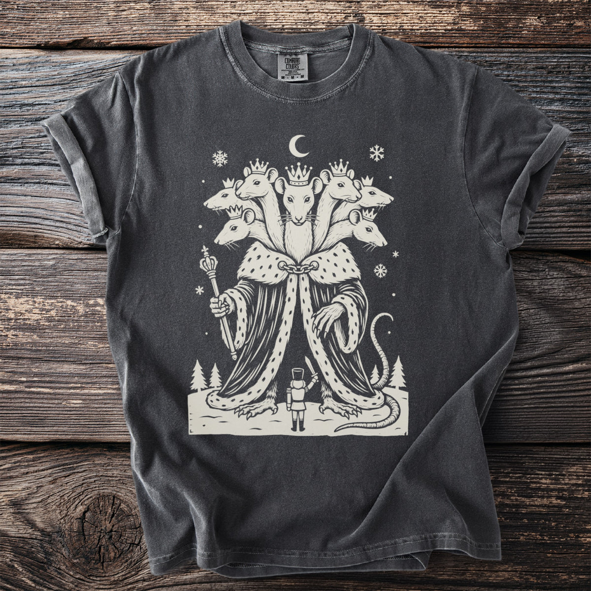 Pepper gray t-shirt with a cream folk-cut print: a seven-headed Mouse King in a royal robe and seven crowns faces a small toy soldier in the snow.